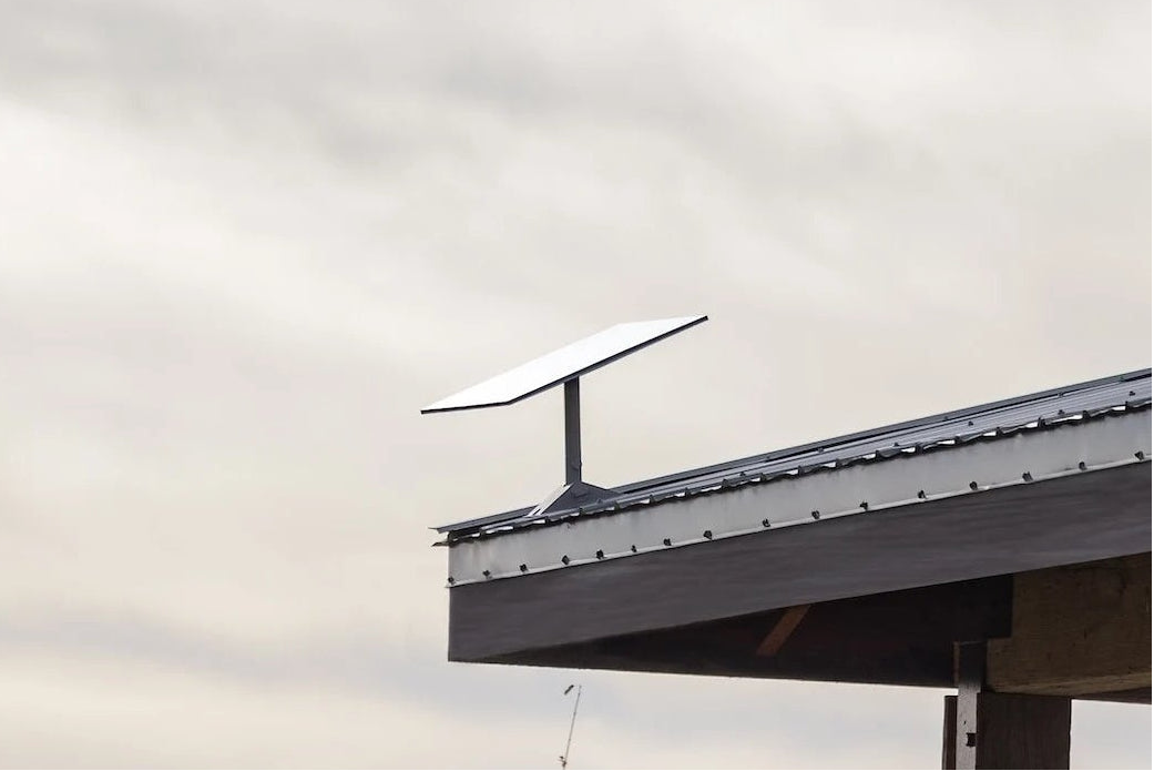 Antenna Starlink installata su un tetto